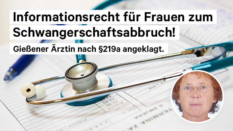 Ein zusammengesetztes Bild: Medizinisches Gerät und ein Kugelschreiber liegen auf einem beschriebenen Bogen. Man sieht ein Foto der Ärztin Kristina Hänel, einer Frau mittleren Alters mit blauen Augen, randloser Brille und roten Haaren. Das zusammengesetzte Bild hat die Überschrift: "Informationsrecht für Frauen zum Schwangerschaftsabbruch! Gießener Ärztin nach Paragraph 219a angeklagt."