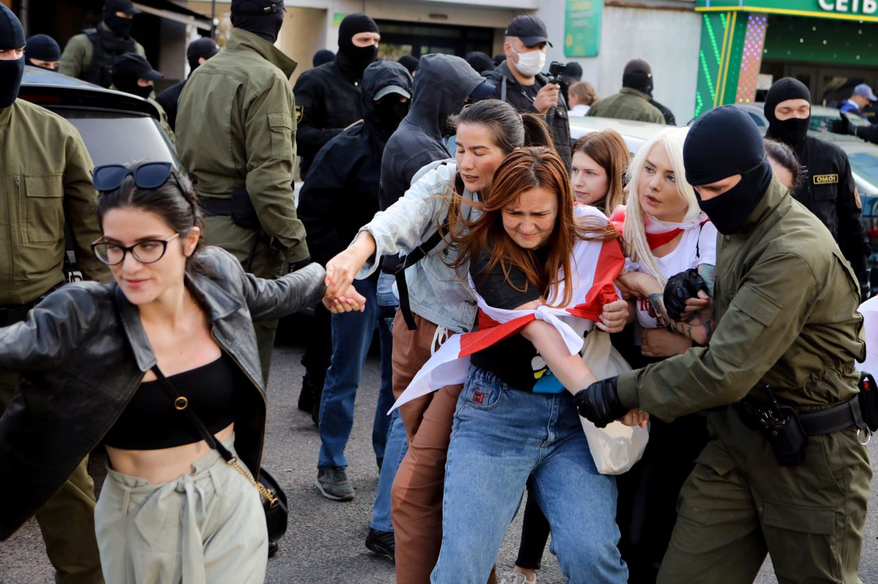 Belarus women being arrested