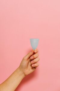 sanitary pad, a type of menstrual protection that 80% of the FAGE survey’s respondents use. The average monthly cost of menstrual protections is 5 to 10 € for 46% of interrogated students, and for half of them 20€ more are needed to buy related necessities like painkillers. Source=https://www.pexels.com/fr-fr/photo/personne-tenant-la-coupe-menstruelle-3683075/ Author= Anna Shvets