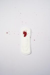 sanitary pad, a type of menstrual protection that 80% of the FAGE survey’s respondents use. The average monthly cost of menstrual protections is 5 to 10 € for 46% of interrogated students, and for half of them 20€ more are needed to buy related necessities like painkillers. Source=https://www.pexels.com/fr-fr/photo/personne-tenant-la-coupe-menstruelle-3683075/ Author= Anna Shvets