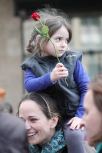 Egy kislány az anyjával részt vesz a tüntetésen a szülészeti jogokért